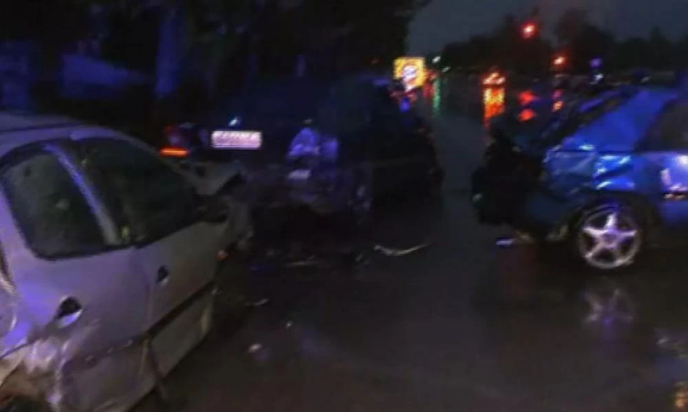 Θεσσαλονίκη: Σμπαράλια έκανε σταθμευμένα οχήματα οδηγός που έχασε τον έλεγχο του ΙΧ του